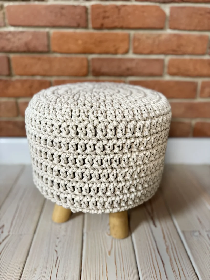 Marta Derkacz Produkt Taboret z ręcznie robionym pokrowcem ze sznurka bawełnianego (1)